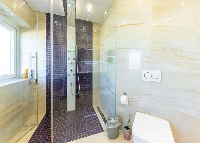 Family & Luxury By Jr Viena